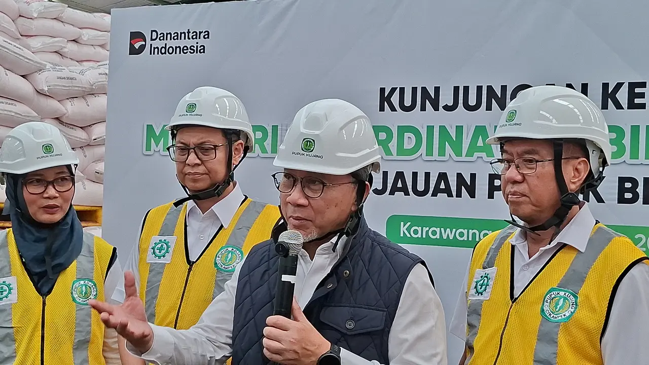 Menko Bidang Pangan Zulkifli Hasan kunjungan kerja ke pabrik milik PT Pupuk Kujang Cikampek. (Foto: Liputan6.com/Arief RH)
