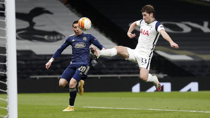 Bek Tottenham Hotspur, Ben Davies melakukan penyelamatan dari kejaran penyerang Dinamo Zagreb, Lirim Kastrati pada leg pertama babak 16 besar Liga Europa di ottenham Hotspur Stadium, Inggris, Jumat (12/3/2021). Hasil ini bagus bagi Spurs menyambut leg kedua. (AP Photo/Alastair Grant, Pool)