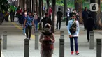 Pekerja bergegas menuju kantor masing-masing di kawasan Sudirman, Jakarta, Rabu (24/5/2023). Pj Gubernur DKI Jakarta Heru Budi Hartono bakal mengundang pengelola mal dan perkantoran untuk membahas pengaturan jam kerja yang efektif guna mengatasi kemacetan di DKI Jakarta. (merdeka.com/Imam Buhori)