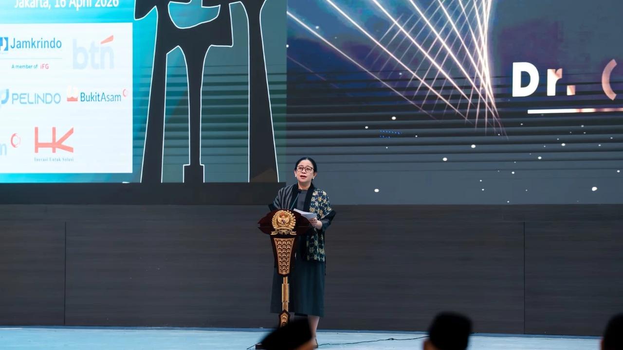 Ketua DPR RI Puan Maharani menerima penghargaan dari forum pers DPR