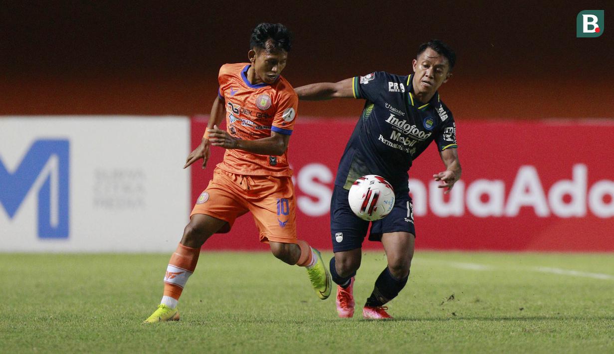 Gelandang Persib Bandung, Febri Hariyadi (kanan) berebut bola dengan gelandang Persiraja Banda Aceh, Vivi Asrizal dalam laga matchday ke-3 Grup D Piala Menpora 2021 di Stadion Maguwoharjo, Sleman, Jumat (2/4/2021). Persib menang 2-1 atas Persiraja. (Bola.com/M Iqbal Ichsan)