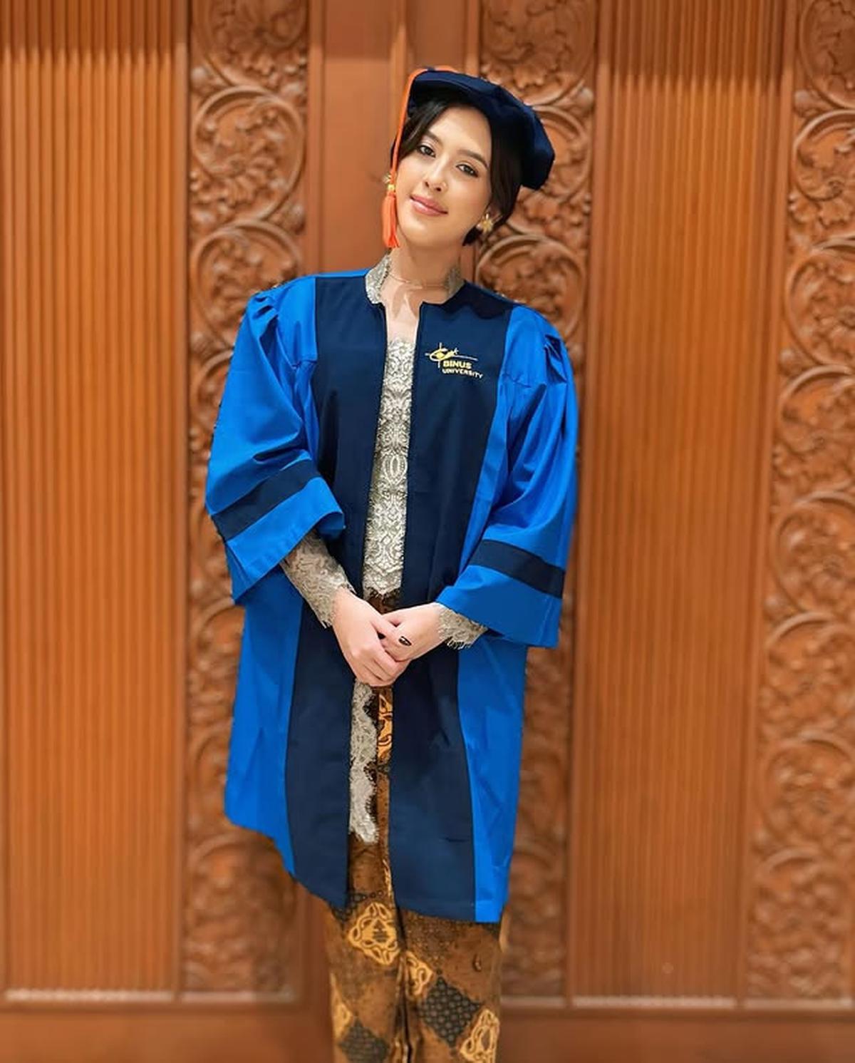 7 Potret Queena Anak Mieke Amalia Wisuda, Diselimuti Suasana Haru - Tampil Cantik Berkebaya