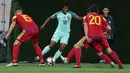 Striker Portugal, Gelson Martins, berusaha melewati pemain Andorra pada laga kualifikasi Piala Dunia 2018 di Stadion Municipal, Sabtu (7/10/2017). Portugal menang 2-0 atas Andorra. (AFP/Pascal Pavani)