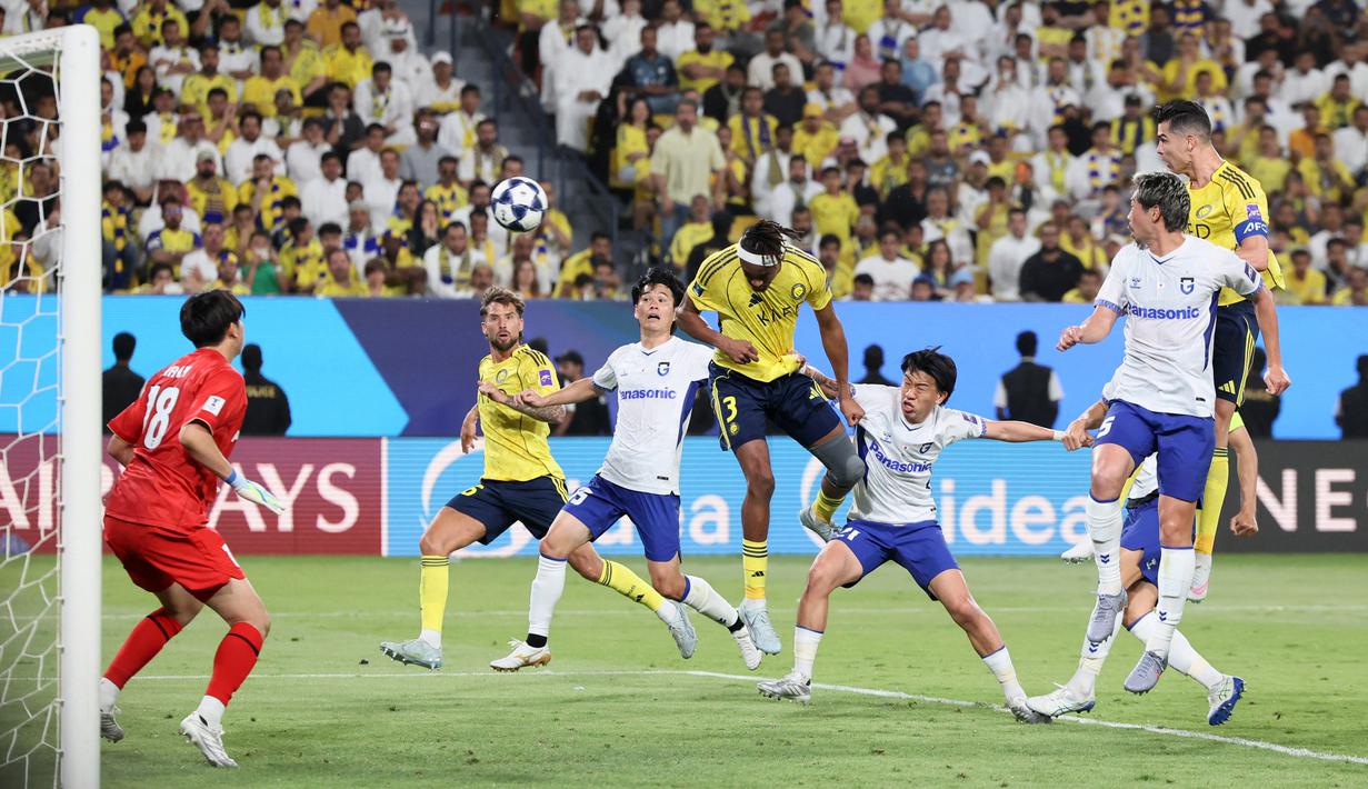 Al Nassr langsung memainkan Cristiano Ronaldo, Sadio Mane, dan Joao Felix untuk menekan pertahanan wakil Jepang. Namun, disiplin permainan Gamba Osaka membuat tim tuan rumah kesulitan mengubah dominasi menjadi gol. (AFP/Fayez Nureldine)