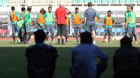 Pelatih Alfred Riedl memberikan instruksi kepada para pemain saat sesi latihan seleksi  timnas Indonesia tahap kedua di Stadion Pakansari, Bogor, Rabu (17/8/2016). (Bola.com/Nicklas Hanoatubun)