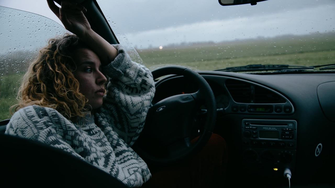 Ilustrasi overthinking, berpikir, merenung