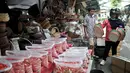 Pedagang melayani pembeli di salah satu kios kembang makam di Pasar Rawa Belong, Jakarta, Senin (29/4). Pedagang mengaku omzet mereka meningkat tiga kali lipat dari bulan biasanya pada musim ziarah kubur atau nyekar jelang Ramadan. (merdeka.com/Iqbal Nugroho)