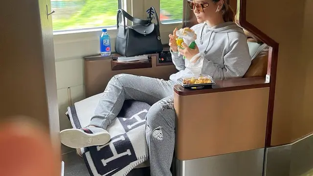 Inul Daratista naik kereta api ditemani selimut Hermes. (Foto: Dok. Instagram @inul.d)