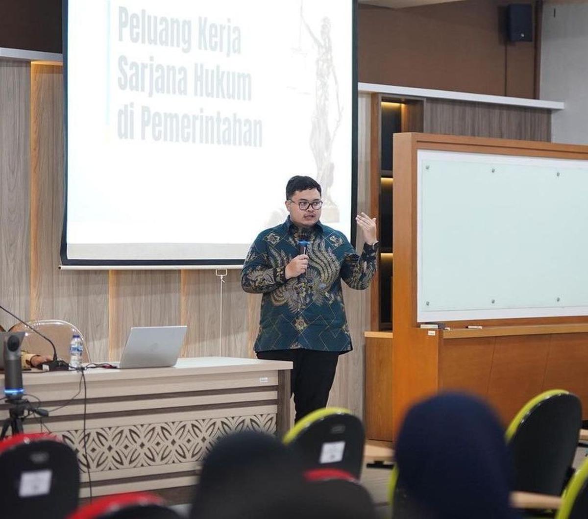 Hanindhito Himawan Pramana atau akrab disapa Dhito merupakan seorang politikus sekaligus anak dari Sekretaris Kabinet Pramono Anung Wibowo.