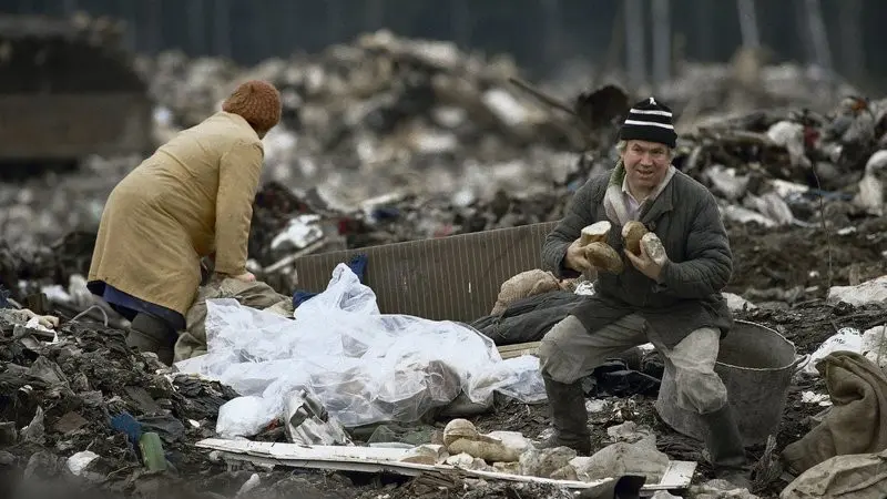 Suasana di tempat pembuangan akhir sampah Yadravo, di pinggiran Moskow (AP Photo/Alexander Zemlianichenko)