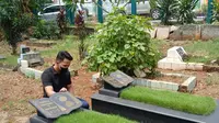 Tubagus Joddy yang divonis 5 tahun penjara akibat kecelakaan yang menewaskan Vanessa Angel dan Bibi Andriansyah mendatangi makam untuk minta maaf. (Foto: Dok. Instagram @tubagusjoddy)