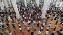 Umat muslim melaksanakan sholat Jumat pada minggu pertama bulan Ramadhan di Masjid Kubah Emas, Depok, Jawa Barat, Jumat (16/4/2021). Pelaksanaan sholat Jumat masih dilakukan secara terbatas dengan menerapkan protokol kesehatan untuk mencegah penyebaran COVID-19. (merdeka.com/Arie Basuki)