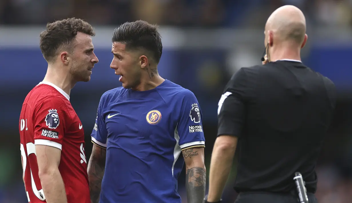 Pemain Liverpool, Diogo Jota (kiri) bersitegang dengan pemain Chelsea, Enzo Fernandez pada laga pekan pertama Liga Inggris 2023/2024 di Stamford Bridge Stadium, London, 13 Agustus 2023. (AP Photo/Ian Walton)