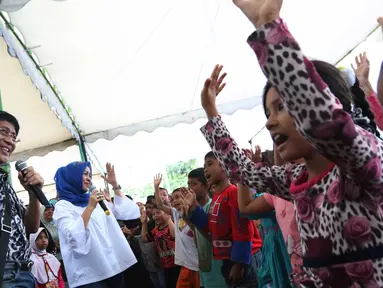 Kak Seto mengisi kegiatan "Trauma Healing" di Pidie Jaya, Aceh, Jumat (9/12). Kegiatan tersebut untuk memulihkan rasa trauma anak-anak korban gempa bumi di Pidie Jaya. (Liputan6.com/Angga Yuniar)