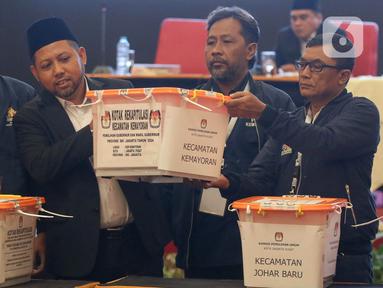 Panitia Pemilihan Kecamatan (PPK) Kemayoran mengangkat kotak berisi amplop form C hasil penghitungan suara Pemilihan Gubernur DKI Jakarta dalam Pilkada Serentak tahun 2024 di Jakarta, Rabu (4/12/2024). (Liputan6.com/Herman Zakharia)