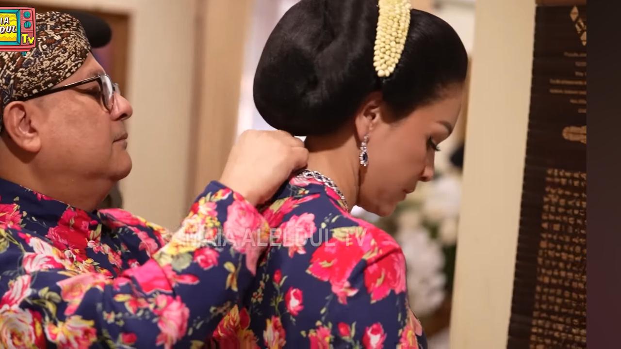 Model Kalung Maia Estianty di Siraman Pernikahan Al Ghazali, Mewah dan Berkelas
