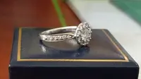 Pria yang hubungan asmaranya berantakan ini ingin memberikan cincin bekas pertunangannya bagi pasangan yang pantas