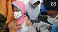 Paramedis dari Puskesmas Cinere menyuntikkan vaksin MR dan DT kepada murid kelas 1  saat kegiatan Bulan Imunisasi Anak Sekolah (BIAS) di SDI Al-Hidayah, Depok, Jawa Barat, Kamis (18/11/2021). (merdeka.com/Arie Basuki)