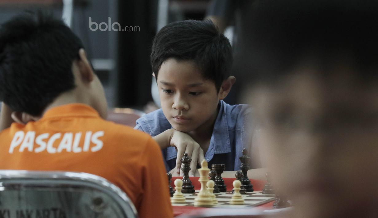 Ekspresi Seorang pecatur cilik saat mengikuti kejuaraan catur daerah tingkat provinsi DKI Jakarta. Pemenang pertama hingga ketiga akan dikirimkan sebagai wakil DKI Jakarta dalam Kejurnas Catur 2017. (Bola.com/M Iqbal Ichsan)