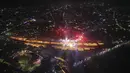 Lampu menerangi tepi sungai Saryu di Ayodhya, India, Rabu (3/11/2021). Lebih dari 900.000 lampu minyak dinyalakan dan terus menyala selama 45 menit saat kota Ayodhya mempertahankan Rekor Dunia Guinness sebagai bagian dari perayaan festival Diwali. (AP Photo/Rajesh Kumar Singh)