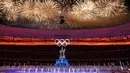 Kembang api meledak saat upacara penutupan Olimpiade Musim Dingin 2022, di Stadion Nasional, Beijing, China, Minggu (20/2/2022). Penutupan Olimpiade Musim Dingin 2022 dihadiri Presiden China, Xi Jinping. (AP Photo/Bernat Armangue)
