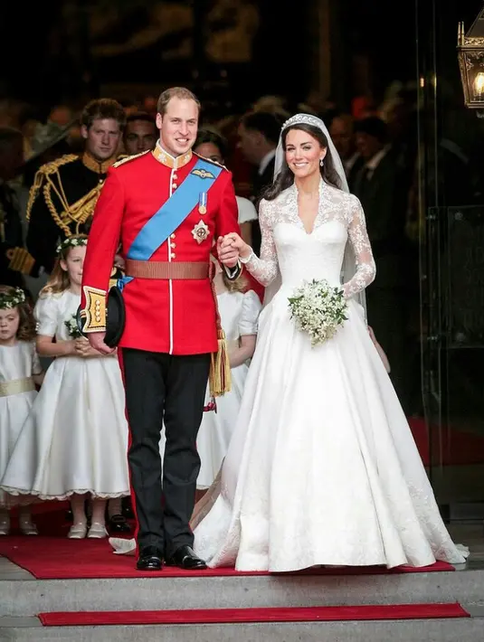 Ketika menikah dengan Pangeran William, Kate Middleton mengenakan gaun yang dirancang oleh desainer Alexander McQueen Sarah Burton. Renda pada gaunnya dibuat dengan tangan. Gaun putih ini juga menampilkan kereta api yang panjangnya hampir 9 kaki. (Instagram/dukeandduchessofcambridge).