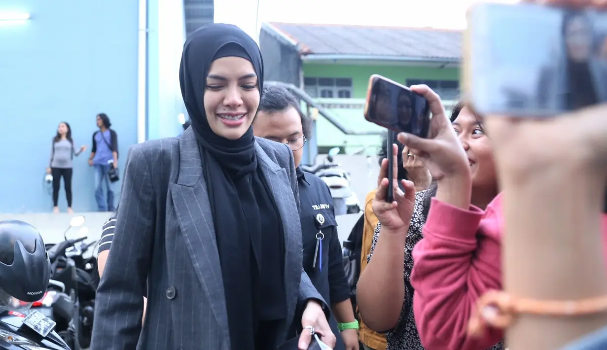 Nikita Mirzani Berhijab