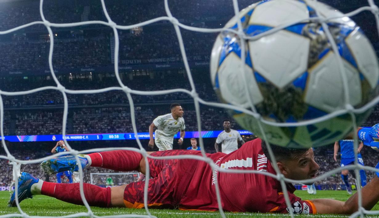 Pemain Real Madrid, Kylian Mbappe, melakukan selebrasi setelah mencetak gol ke gawang Marseille dalam laga matchday 1 League Phase Liga Champions 2025/2026 di Santiago Bernabeu, Rabu (17/9/2025) dini hari WIB. (AP Photo/Manu Fernandez)