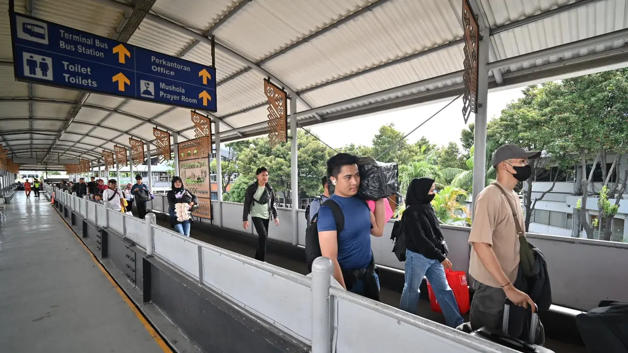 sebanyak 429.995 orang dan 111.217 unit kendaraan telah diseberangkan melalui empat pelabuhan utama ASDP