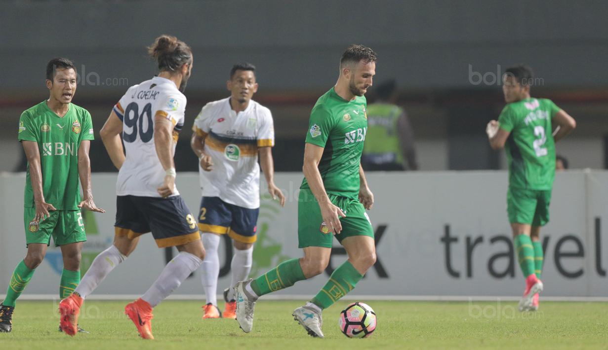 Pemain Bhayangkara FC, Ilija Spasojevic (kanan) melewati adangan pemain Persela pada lanjutan Liga 1 2017 di Stadion Patriot, Bekasi, (27/10/2017). Bhayangkara menang 3-1. (Bola.com/Nicklas Hanoatubun)