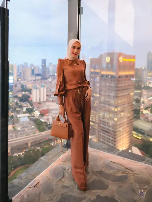 <p>Foto kali ini tak kalah cantik, Erin memilih mengenakan setelan atas-bawah serba cokelat. Atasan yang dikenakan Erin memiliki bahu structured dan kerah pita yang manis, dipadu dengan celana panjang, serta detail belt besar. Foto: Instagram.</p>