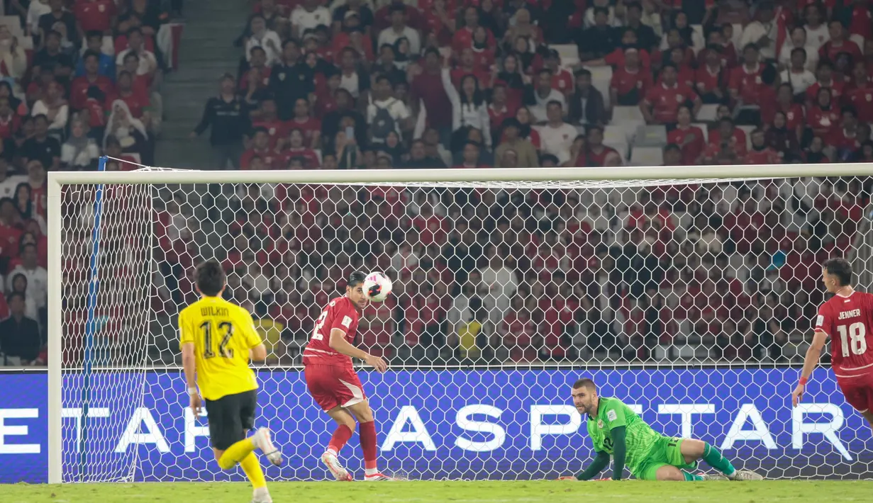 Penjaga gawang timnas Indonesia erlibat duel udara dengan pemain Malaysia saat laga kedua Grup A FIFA ASEAN Cup 2026 di Stadion Utama Gelora Bung Karno (SUGBK), Jakarta, Senin (28/9/2026). Pertandingan Indonesia vs Malaysia berakhir imbang tanpa gol 0-0. (KLY/Budy Santoso)