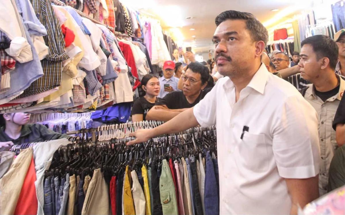 FOTO: Menteri UMKM Tinjau Aktivitas Thrifting di Pasar Senen, Pedagang Sampaikan Aspirasi