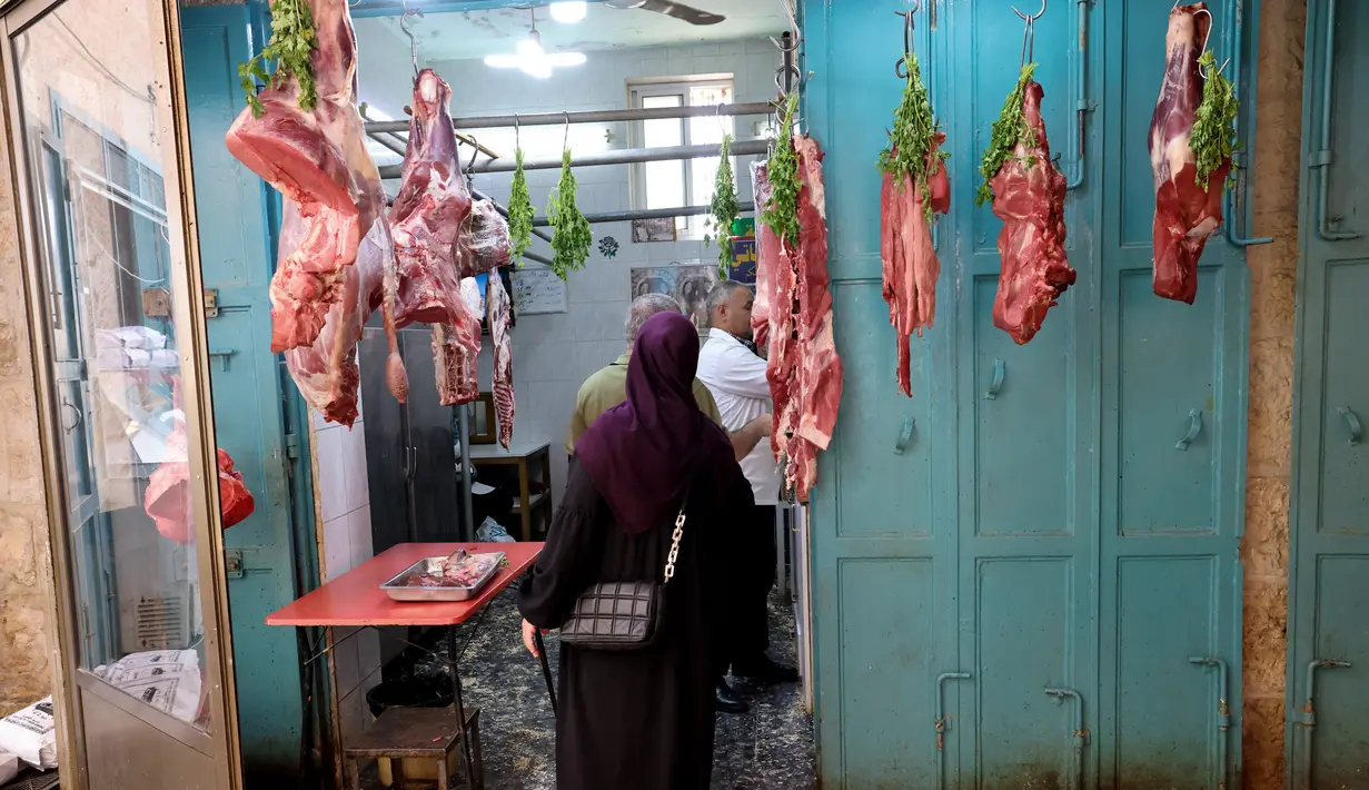 eorang wanita Palestina berbelanja daging di sebuah pasar di kota tua Betlehem (14/9/2021). Penurunan bantuan asing, dengan ekonomi di Tepi Barat dan Gaza berkontraksi sebesar 11,5 persen pada tahun 2020, Otoritas Moneter Palestina melaporkan pertengahan Agustus. (AFP/Emmanuel Dunand)