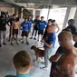 Marc Fiore, pelatih MMA membawa anjingya saat sesi latihan MMA Fight Academy di San Diego (Marco Tampubolon/Liputan6.com)