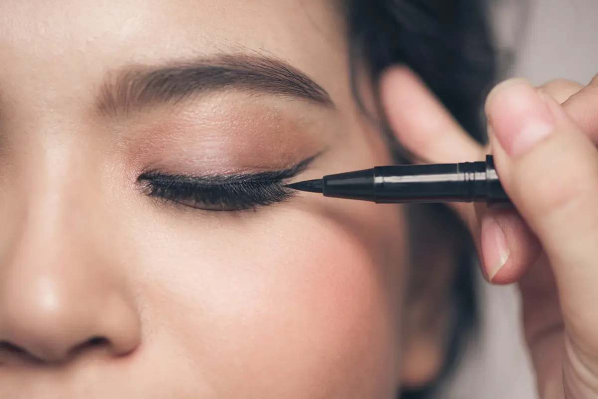 Menggunakan Eyeliner