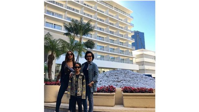 Sudah memiliki cucu ia tidak merubah penampilannya, gaya Emmy terlihat kekinian.