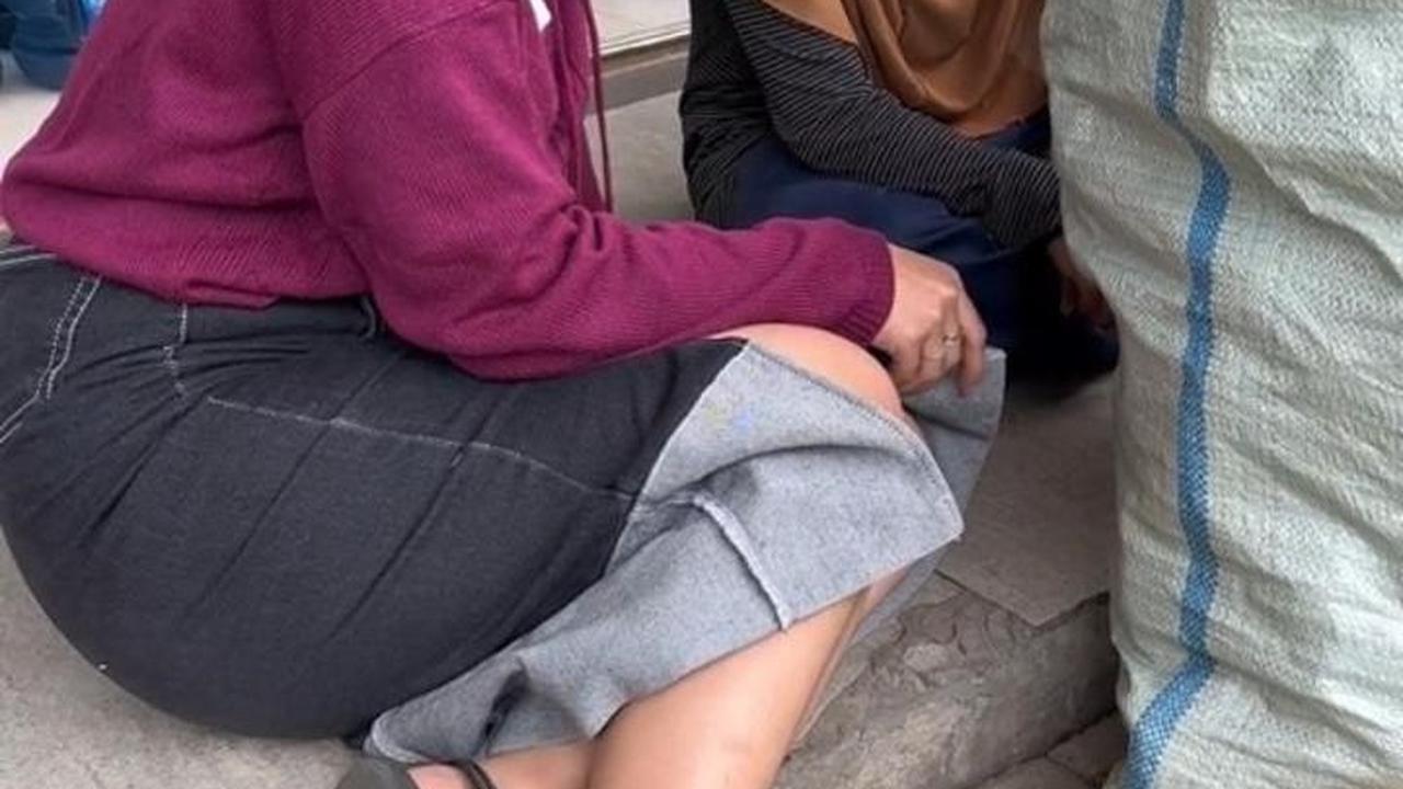 Dalam seminggu, Lina dan ayahnya hanya mendapat kurang lebih 50 ribu dari hasil mencari barang bekas ini. Meski begitu, ia mengaku uang itu cukup untuk makan seadanya.