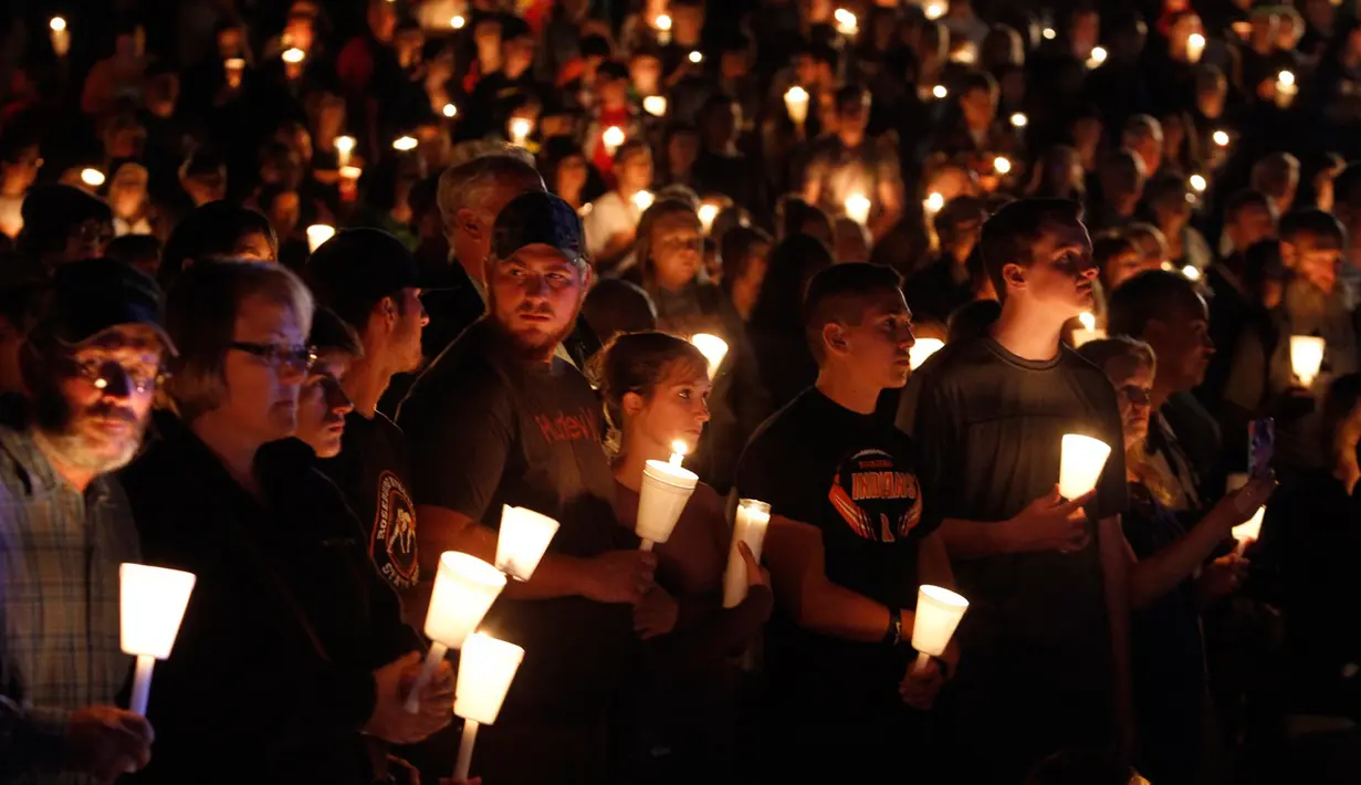Sejumlah warga memegang lilin saat mengikuti aksi solidaritas terhadap penembakan masal di Umpqua Community College, Roseburg, Oregon, (1/10/2015). Pelaku penembakan tewas saat terlibat baku hantam dengan polisi. (REUTERS/Steve Dipaola)