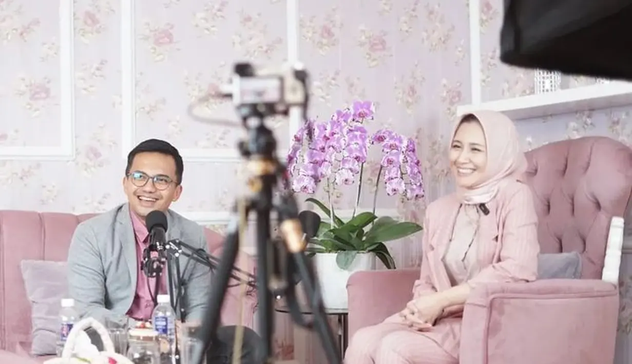 Sebelum menikah, tampilan mereka juga kerap matching. Seperti saat memakai setelan blazer nuansa pink. [Foto: Instagram @sahrulgunawanofficial]