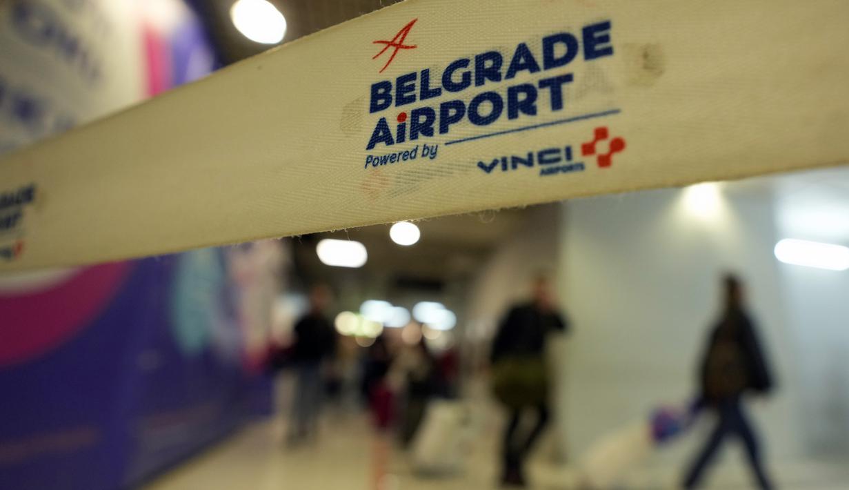 Penumpang dari penerbangan Moskow-Belgrade yang dioperasikan oleh Air Serbia, melewati gedung bandara di Beograd, Serbia, Rabu (21/9/2022). Kepala badan pariwisata Rusia mengatakan sejauh ini tidak ada pembatasan yang diberlakukan untuk bepergian ke luar negeri. (AP Photo/Darko Vojinovic)