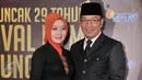 Wali Kota Bandung, Ridwan Kamil dan istrinya, Atalia Praratya ketika berpose di red carpet Festival Film Bandung (FFB) 2016 di kawasan Monumen Perjuangan Rakyat Jawa Barat, Bandung, Jawa Barat, Sabtu (24/9). (Liputan6.com/Herman Zakharia)