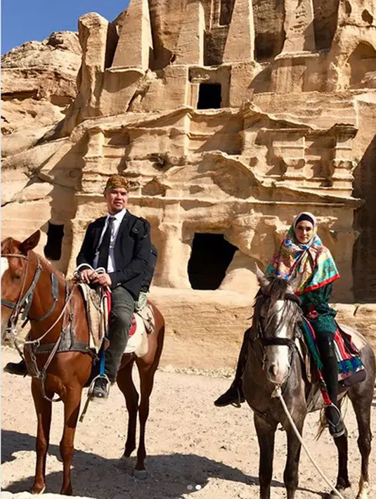 Sebelumnya, Mulan Jameela mengunjungi beberapa tempat bersejarah bagi umat Islam. Diantaranya, hari pertama berpose di depann Pohon Sahabi, Gua Ashabul Kahfi, PETRA Ma’an Jordan dan tempat bersejarah lain. (Instagram/mulanjameela1)