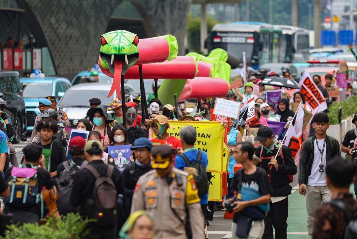 FOTO: Long March Aksi Iklim di Jakarta, Desak Prabowo Tegaskan Komitmen di PBB