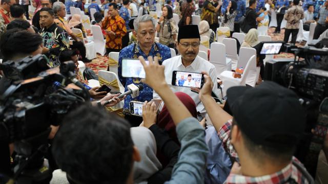 Menteri Sosial Saifullah Yusuf (Gus Ipul) saat menghadiri Pembahasan dan Klarifikasi Usulan Penyelenggaraan Sekolah Rakyat dari pemerintah daerah dan perguruan tinggi di Gedung Konvensi Kompleks Taman Makam Pahlawan Kalibata, Jakarta.