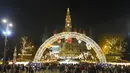 Orang-orang memadati pasar Natal di Wina, Austria, Minggu (21/11/2021). Penguncian dilakukan akibat terjadi kematian rata-rata harian meningkat tiga kali lipat dalam beberapa pekan terakhir. (AP Photo/Vadim Ghirda)