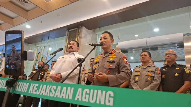 Kapolri dan Jaksa Agung Bertemu di Kejaksaan Agung
