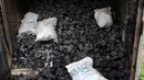 Sebuah kontainer berisi gas mustard yang ditemukan di gudang senjata milik ISIS di sisi timur Mosul, Irak, Sabtu (28/1). Gudang senjata itu berisi puluhan roket peninggalan mantan diktator Irak Saddam Hussein dan gas mustard. (AP Photo/Khalid Mohammed)