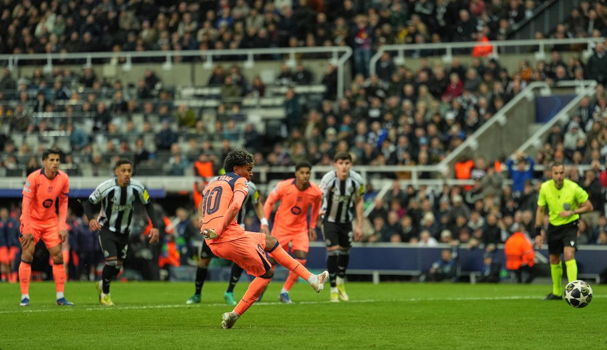 Lamine Yamal ditunjuk sebagai algojo penalti penentu tersebut. Ia dengan tenang melesatkan bola dengan kaki kirinya untuk menjebol gawang Newcastle yang dijaga Aaron Ramsdale. (AP Photo/Jon Super)