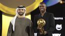 Pemain Real Madrid, Vinicius Jr mendapatkan penghargaan dalam acara Globe Soccer Awards yang berlangsung di Dubai, Uni Emirat Arab, Jumat (27/12/2024) waktu setempat. (AP Photo/LaPresse/Fabio Ferrari)